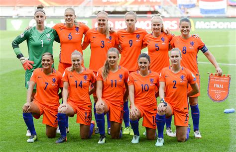 wanneer moet nederland voetballen vrouwen